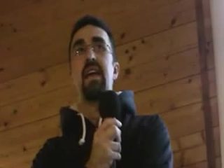 Giorgio Carrozzini parla al microfono durante la serata